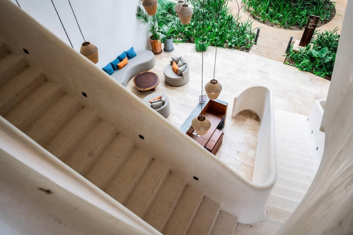 Stylish 1bd Retreat With Swim-up Pool *