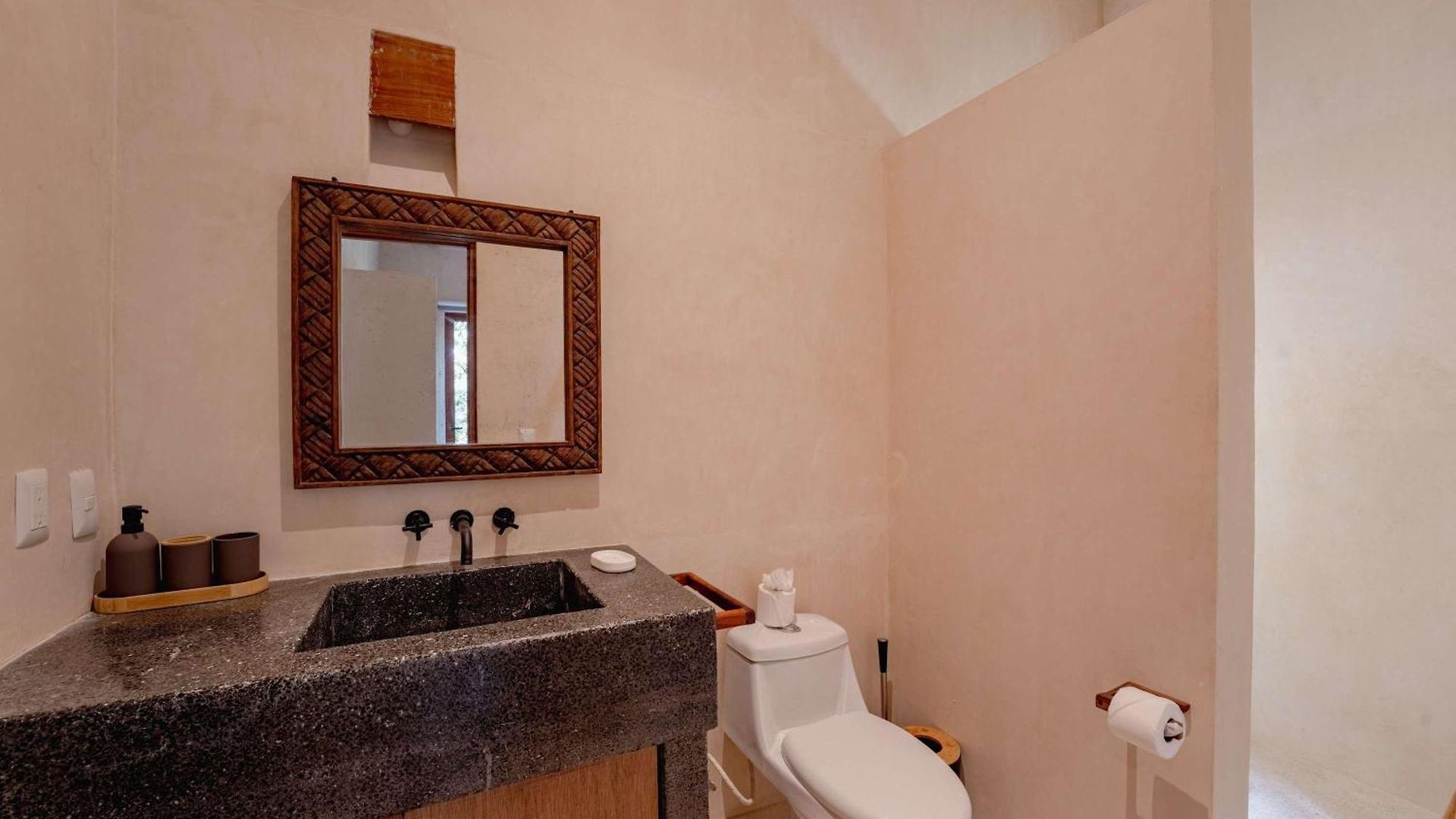 Chic 4br With Private Pool In Holistika Villa