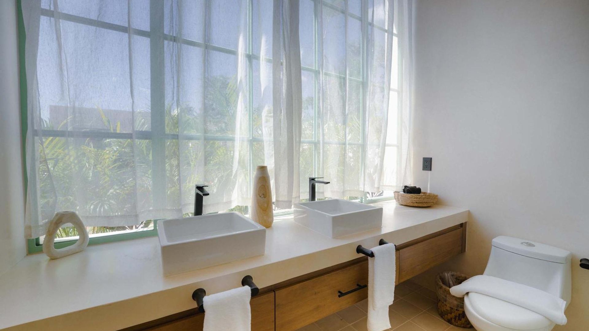 Stylish 3-bedroom With Private Pool *
