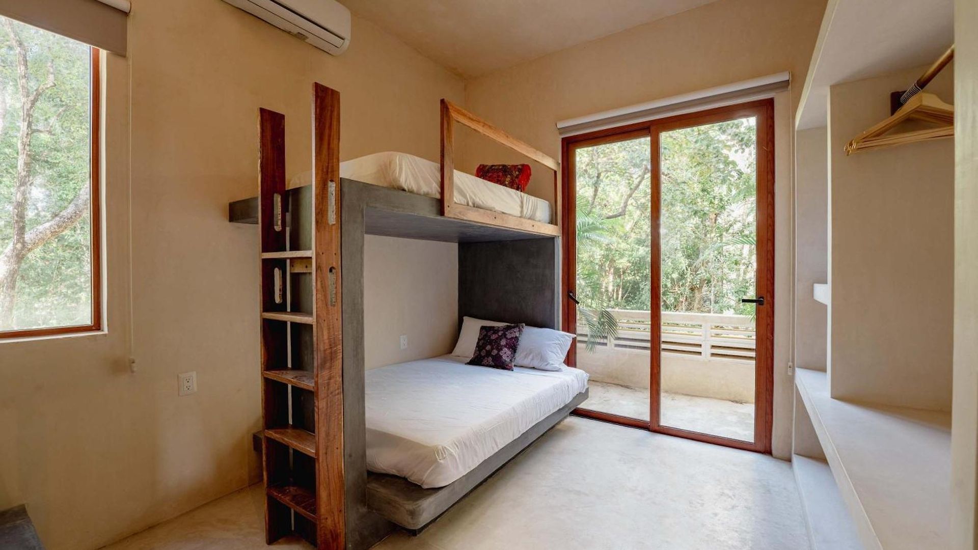 Chic 4br With Private Pool In Holistika Villa
