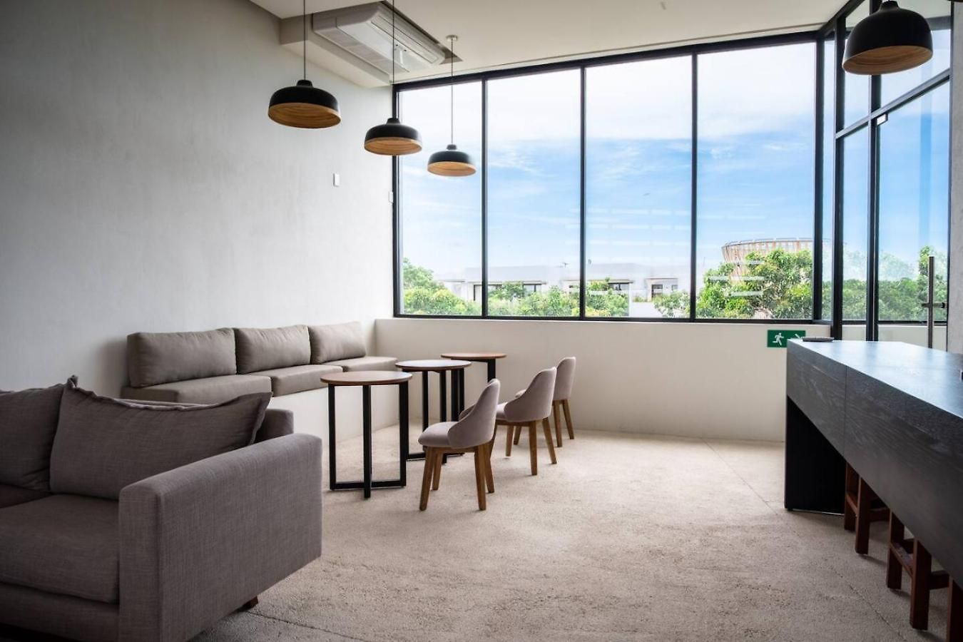 Stylish 1bd Retreat With Swim-up Pool Holiday home