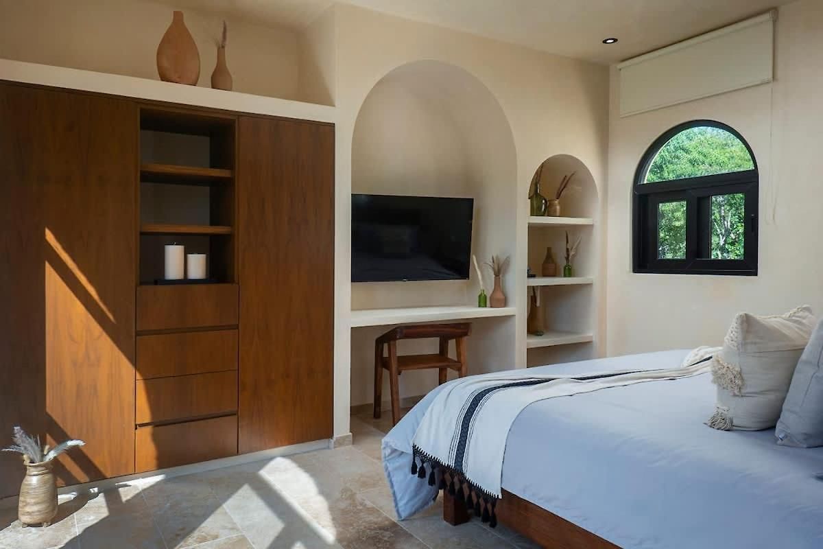 Luxury 4 Bedroom With Private Rooftop Pool *