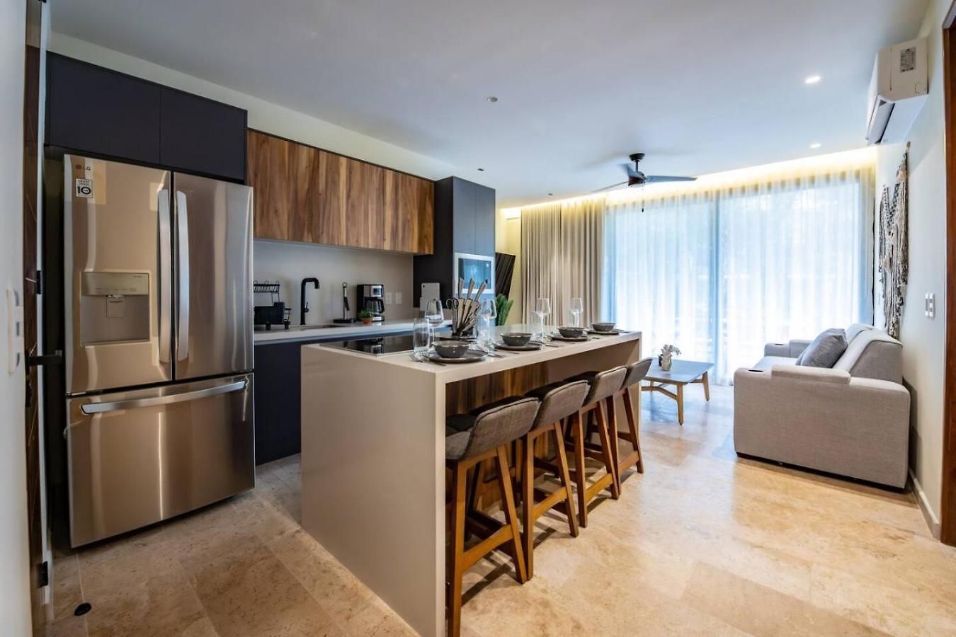 Holiday home Stylish 1bd Retreat With Swim-up Pool *