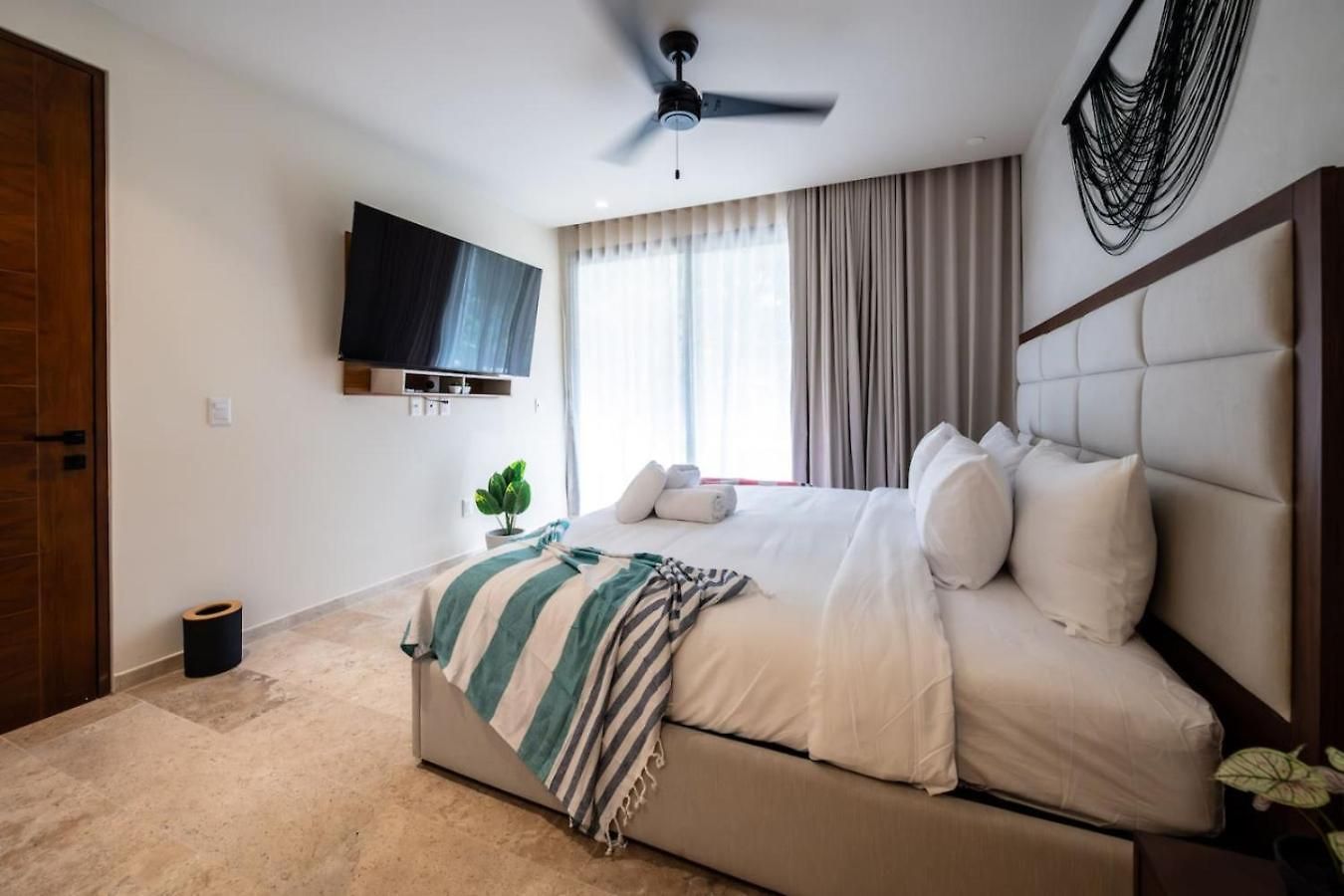 Holiday home Stylish 1bd Retreat With Swim-up Pool *