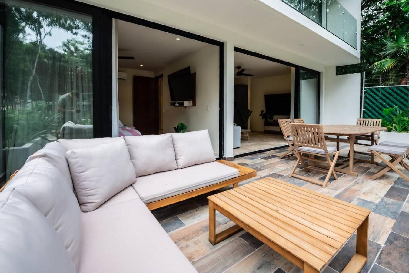 Stylish 1bd Retreat With Swim-up Pool Holiday home *