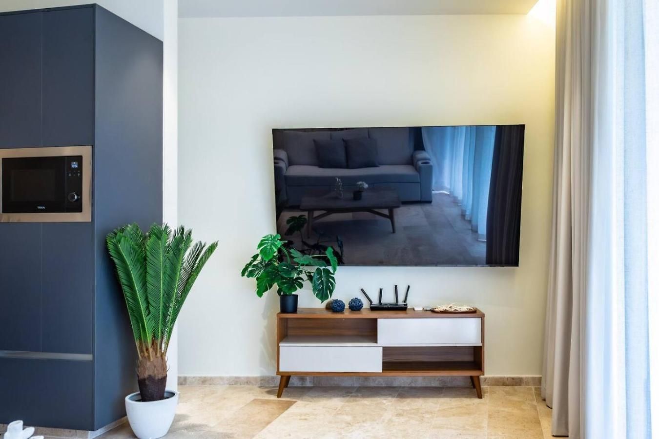 Stylish 1bd Retreat With Swim-up Pool *