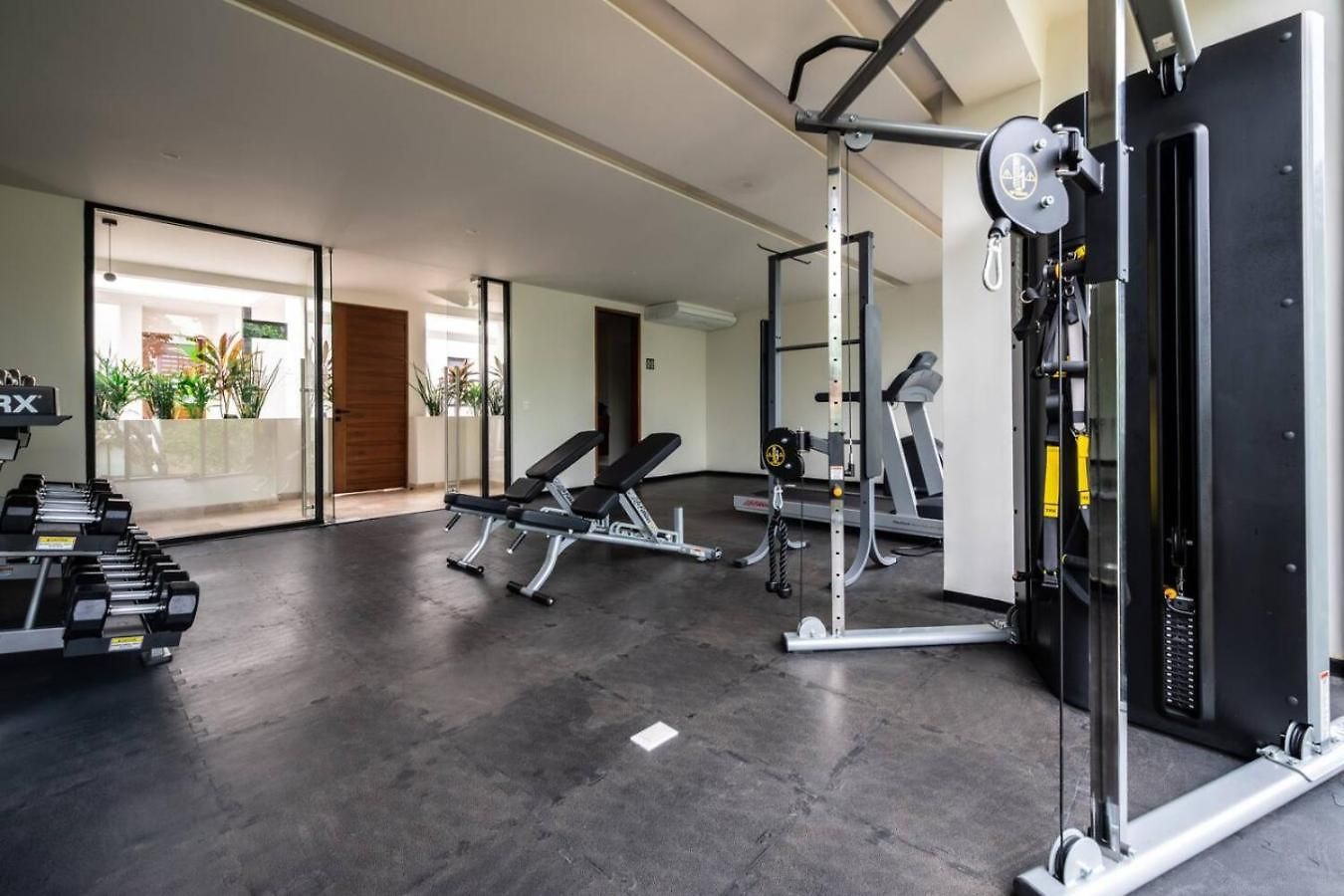 Stylish 1bd Retreat With Swim-up Pool