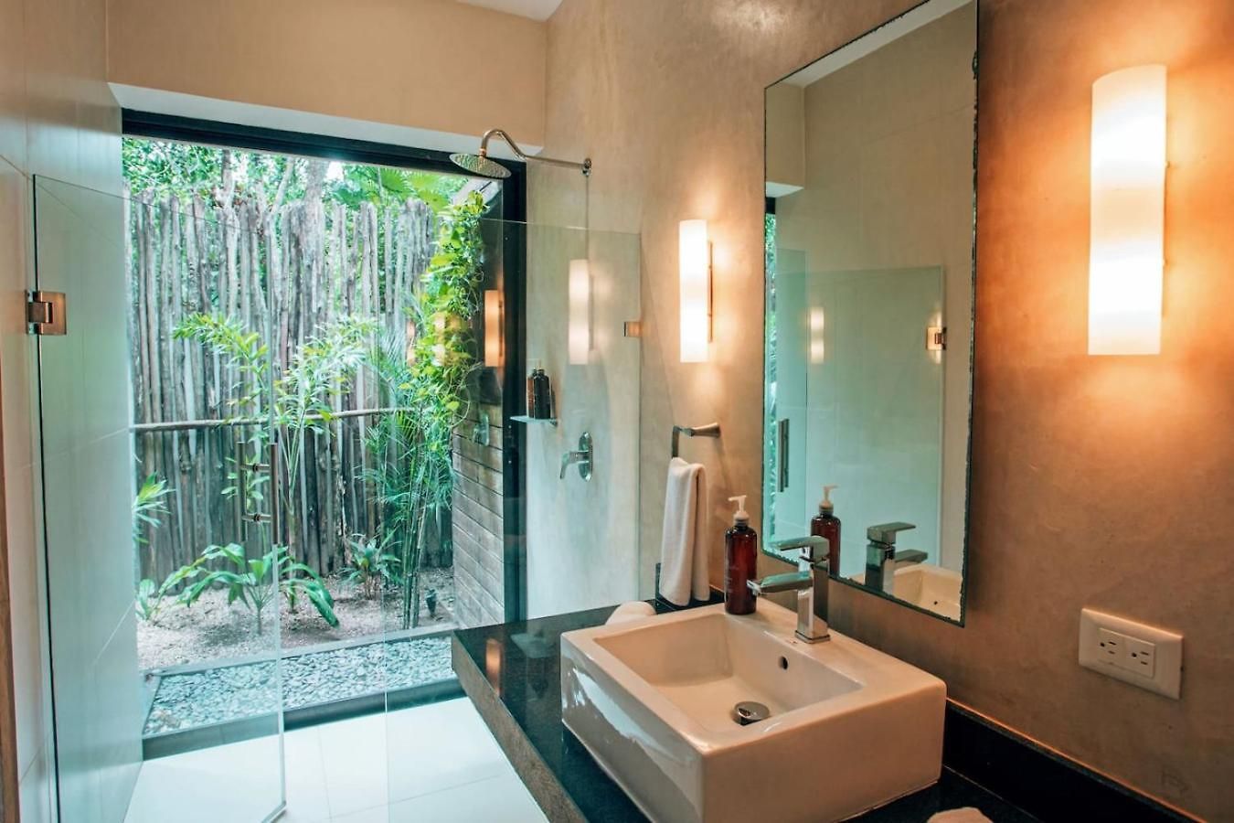 Jungle Sanctuary Wellness Retreat W Pool Bar Holiday home *