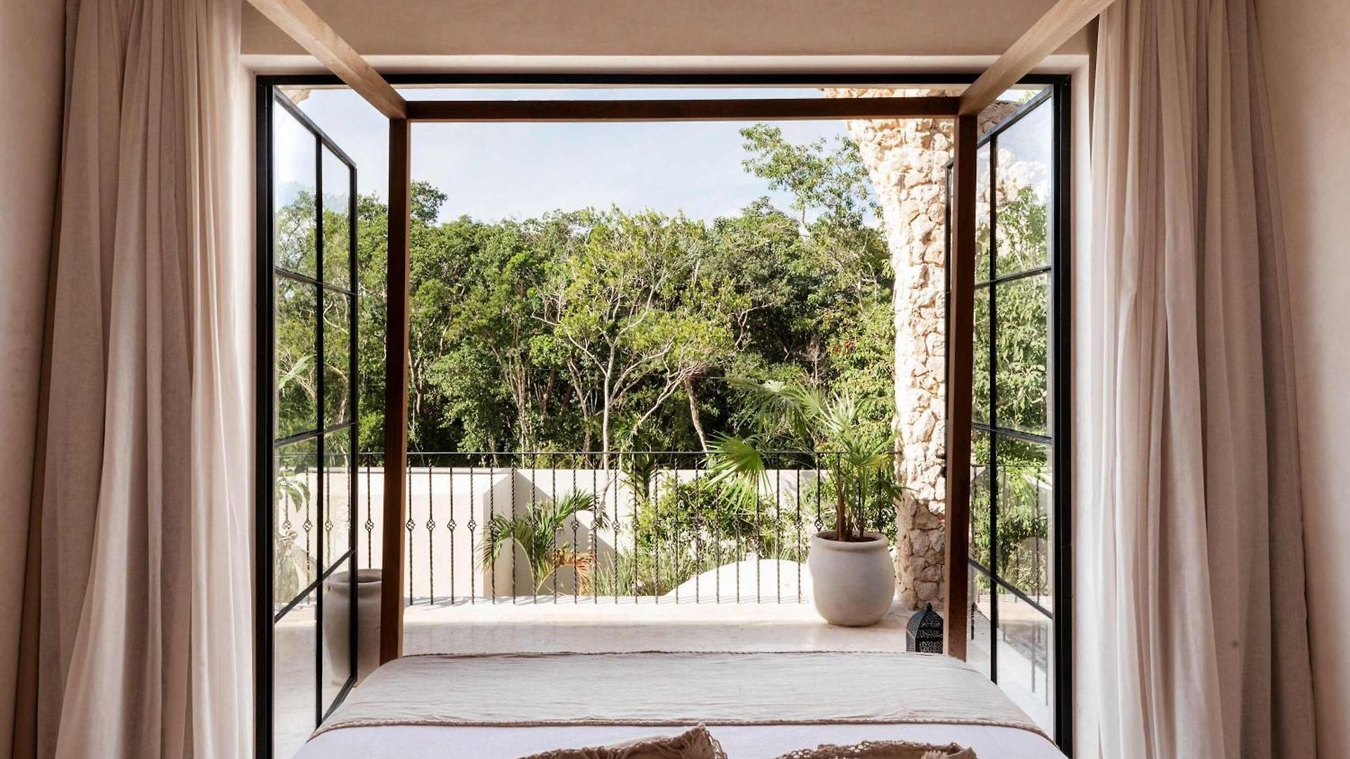Casa Arka Fully Staffed - Jungle Palace *