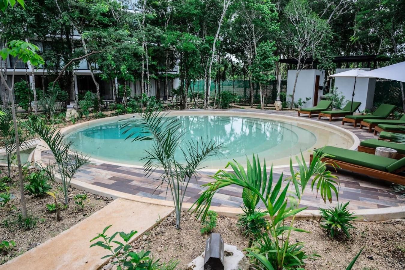 Stylish 1bd Retreat With Swim-up Pool Holiday home