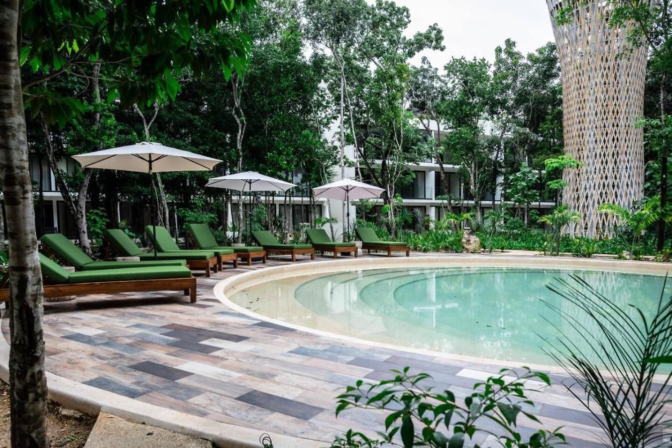 Stylish 1bd Retreat With Swim-up Pool *