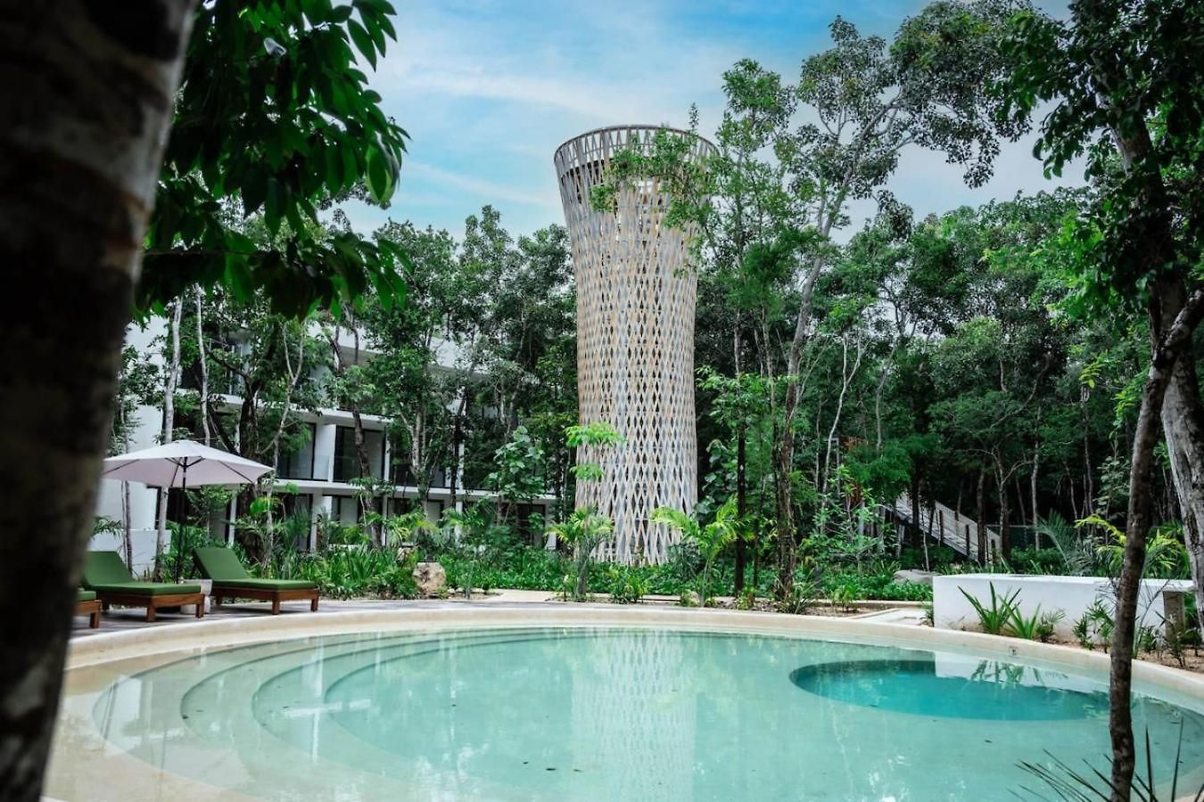 Stylish 1bd Retreat With Swim-up Pool