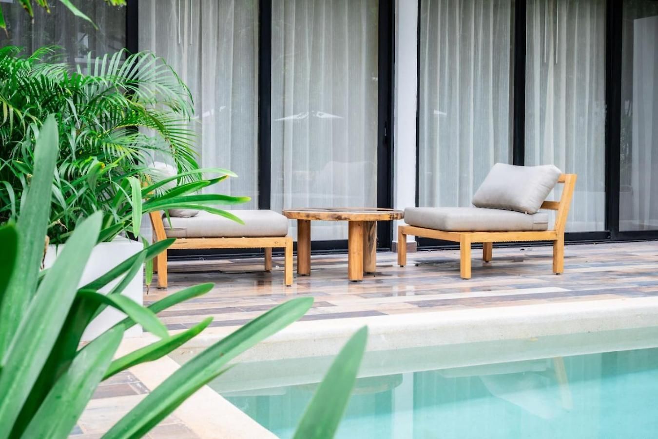 Stylish 1bd Retreat With Swim-up Pool Holiday home