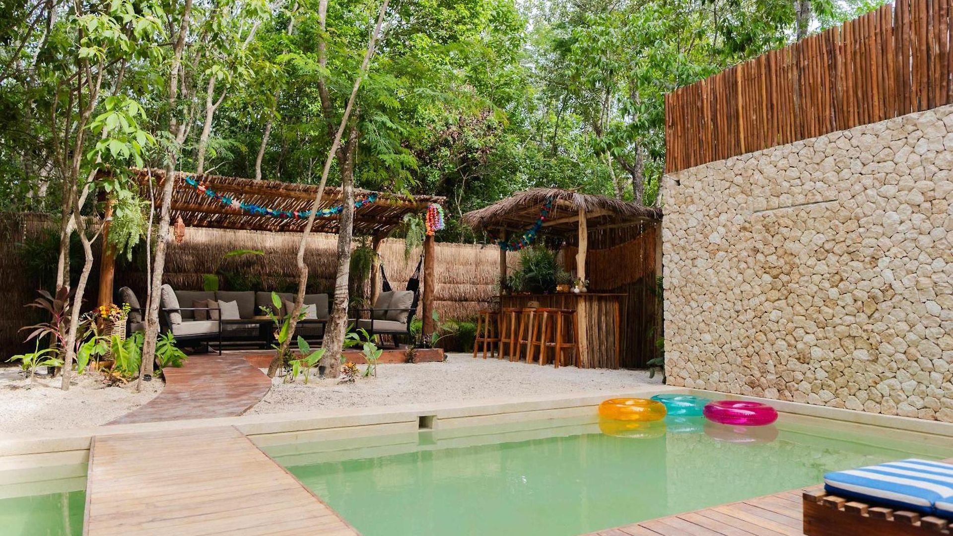 Luxury 5 Bedroom Pool Tiki Bar & Outdoor Gym *