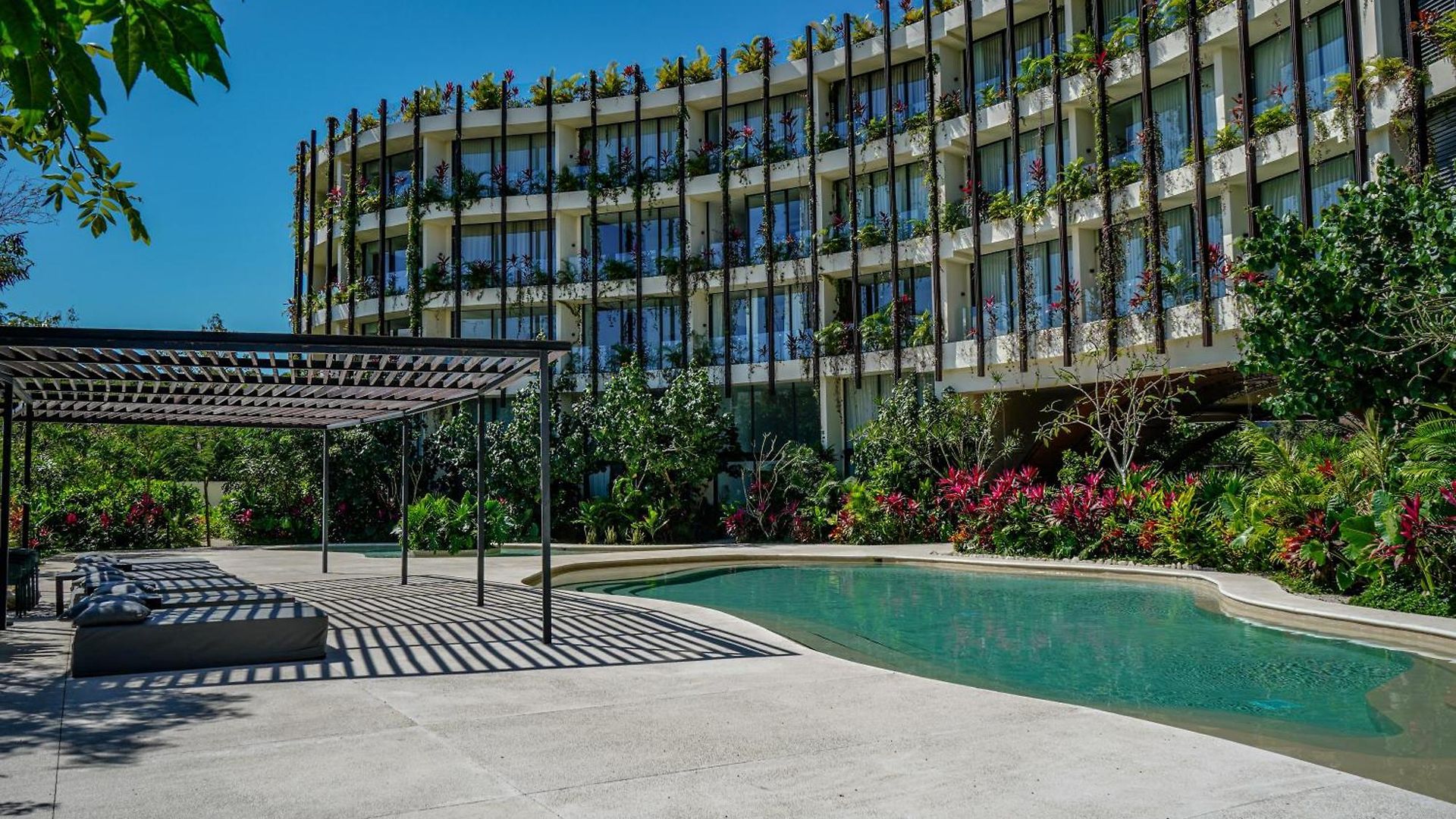 Apartment Oasis Jungle Views, 4 Pools & Near
