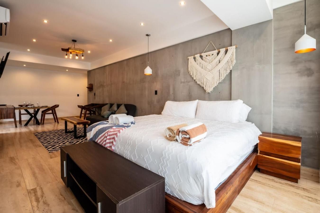 Retreat Pool Gym & Great Location Apartment