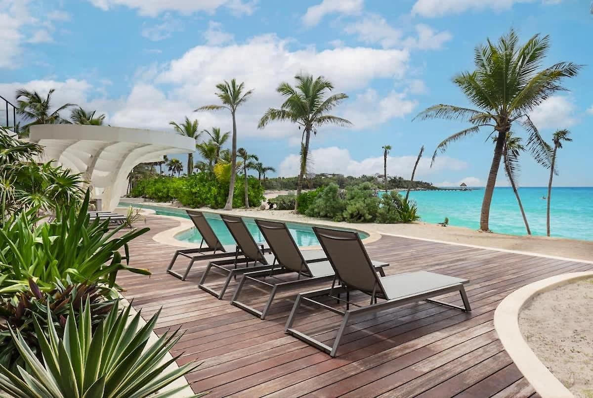 Beachfront 2br Condo, Private Pool & Tankah Bay Apartment