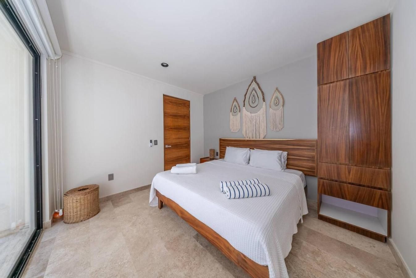 Luxury 2bd In W 2 Pools Gym