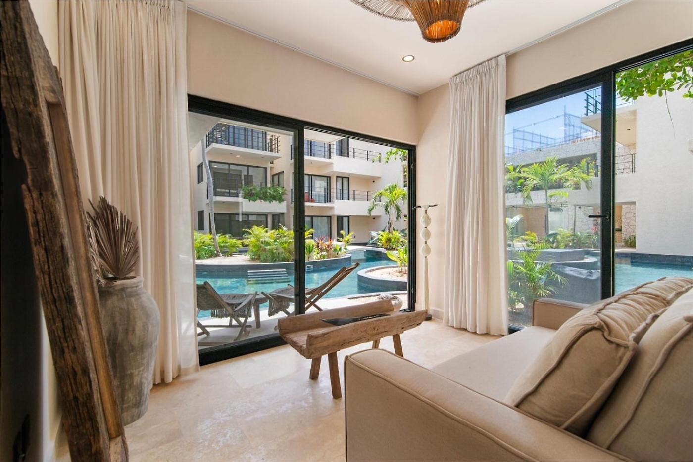 Boho Chic 2br With Swim-up Pool Near The Apartment