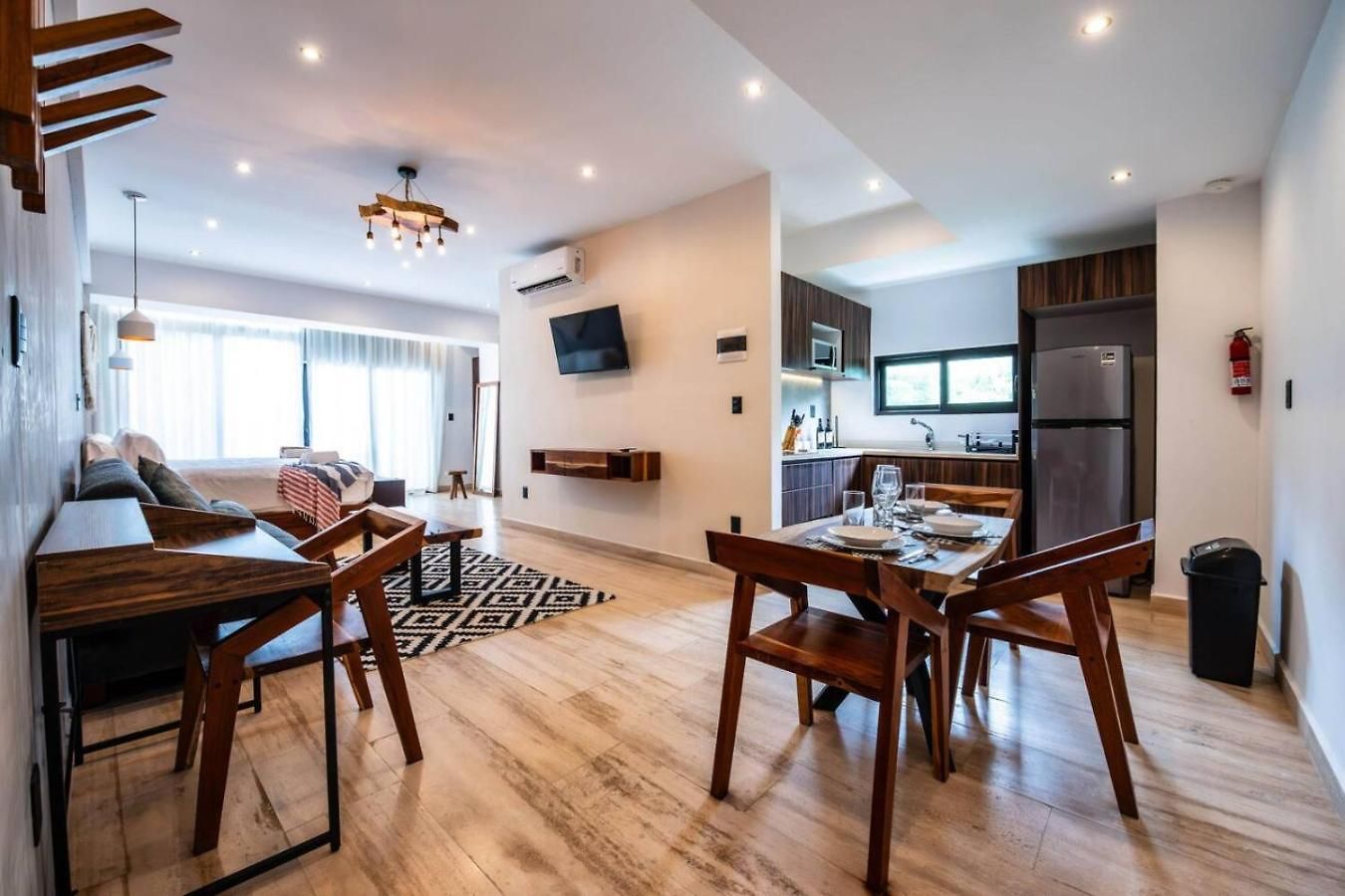 Apartment Retreat Pool Gym & Great Location