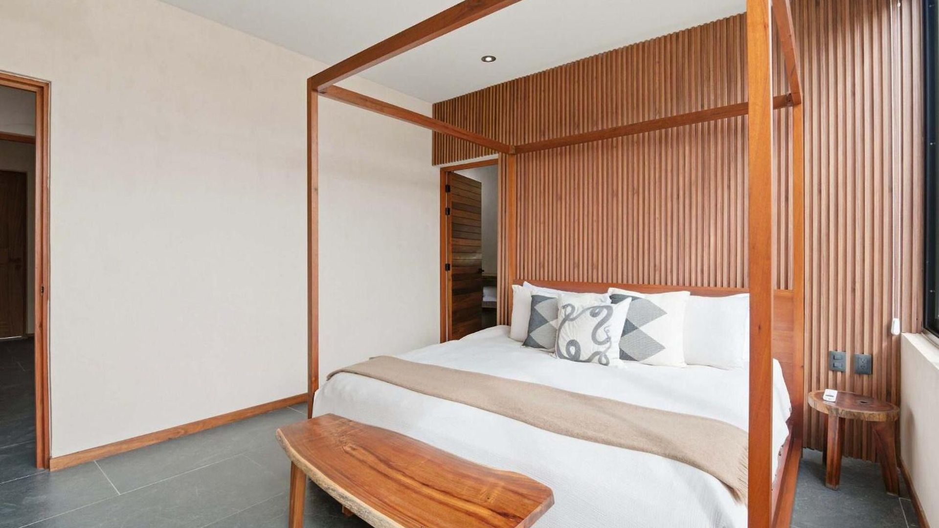 Penthouse With Rooftop Plunge Pool - Distant Ocean