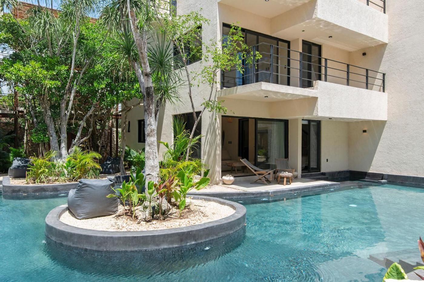 Boho Chic 2br With Swim-up Pool Near The Apartment