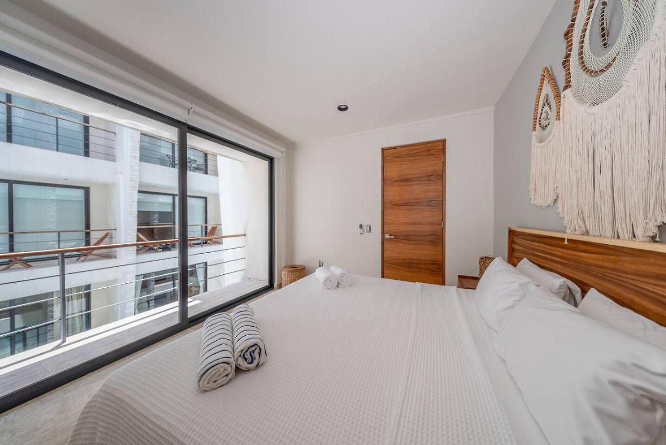Luxury 2bd In W 2 Pools Gym