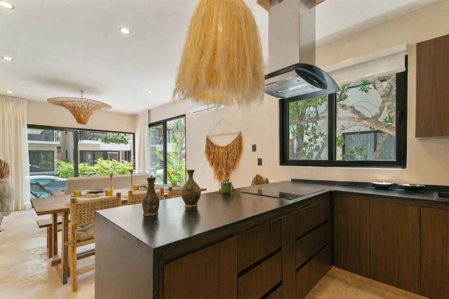 Boho Chic 2br With Swim-up Pool Near The Apartment
