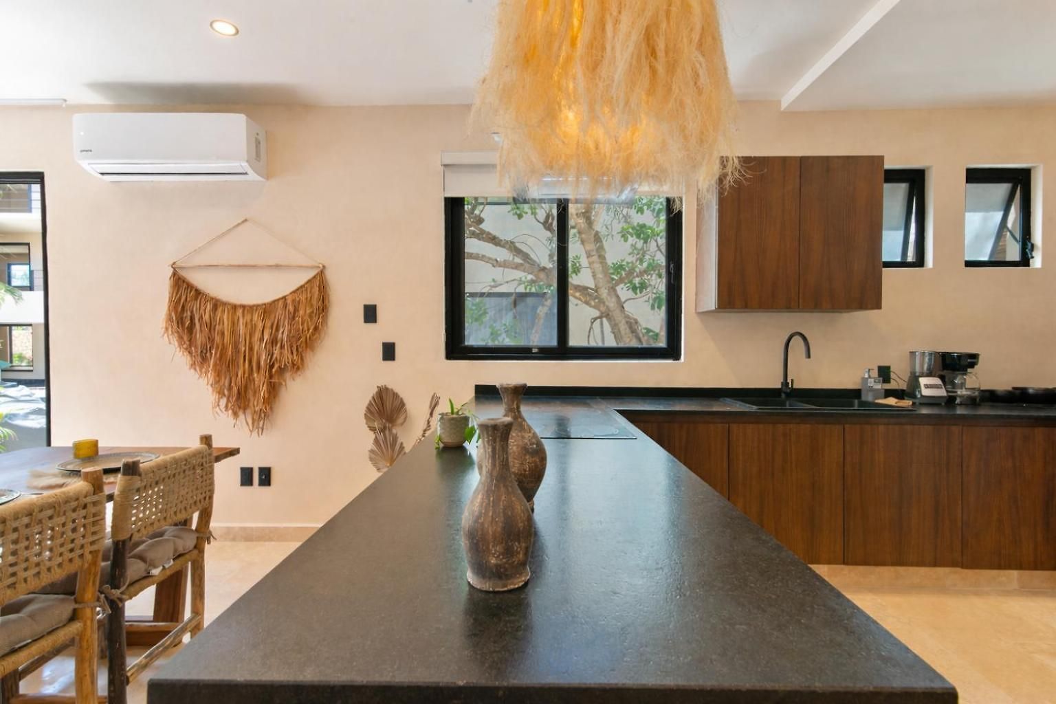 Boho Chic 2br With Swim-up Pool Near The Apartment