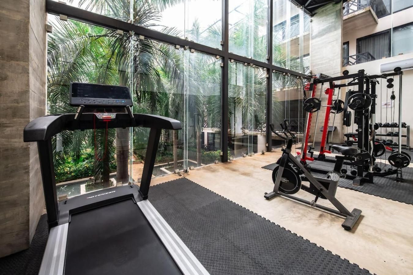 Retreat Pool Gym & Great Location Apartment *