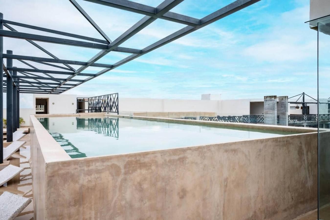 Apartment Retreat Pool Gym & Great Location