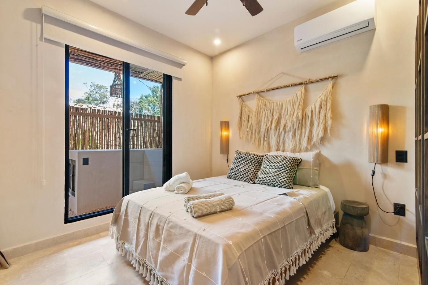 Boho Chic 2br With Swim-up Pool Near The Apartment