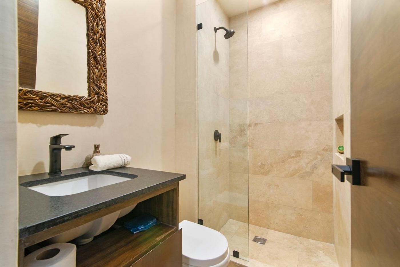 Boho Chic 2br With Swim-up Pool Near The Apartment *