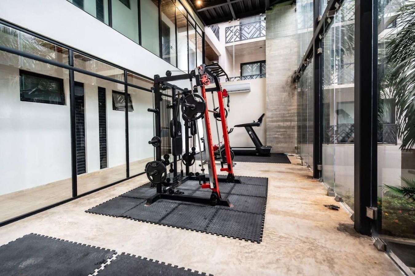 Retreat Pool Gym & Great Location Apartment *