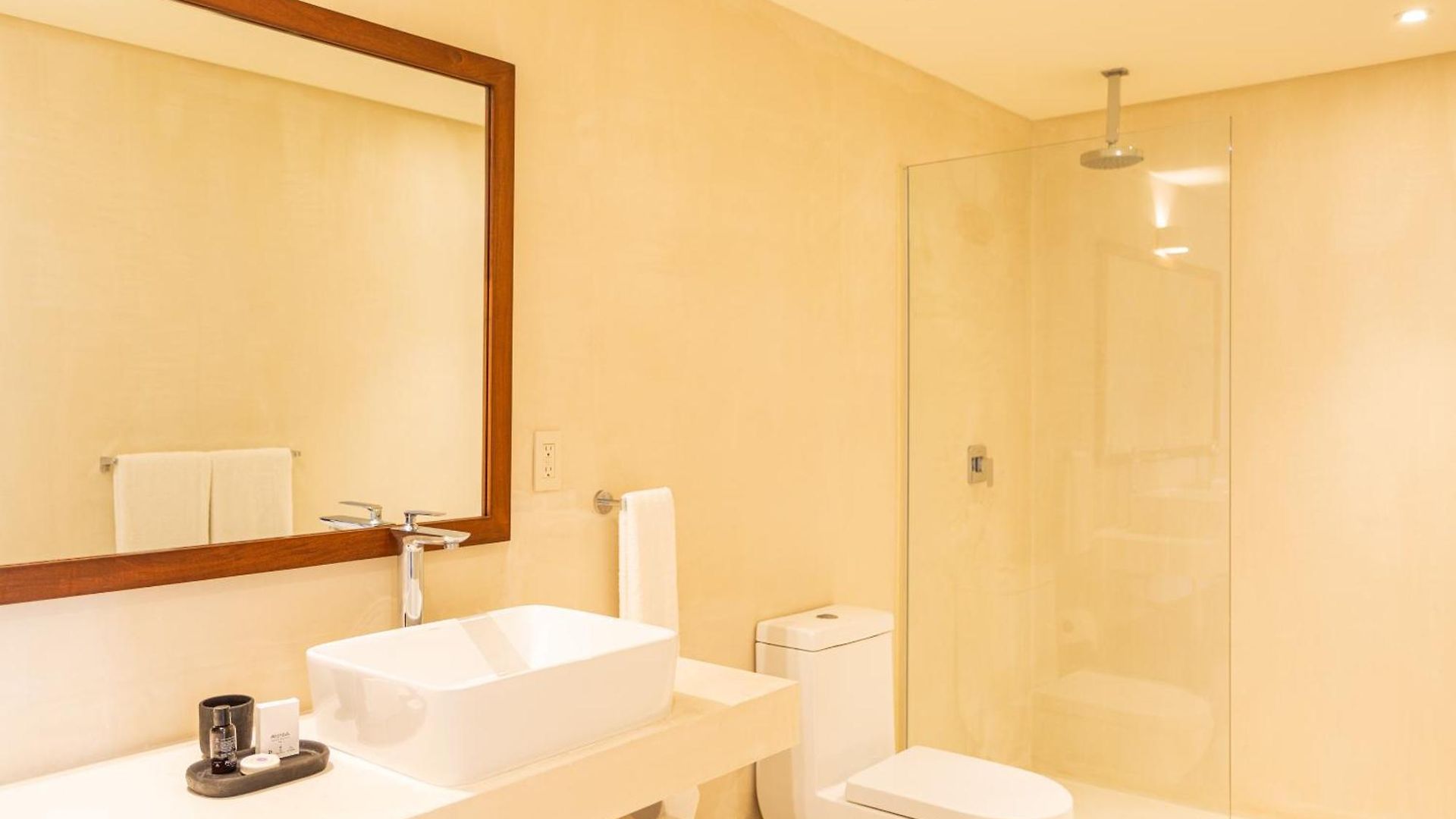 Bt Homes - - De Lujo En La Selva Con Piscina