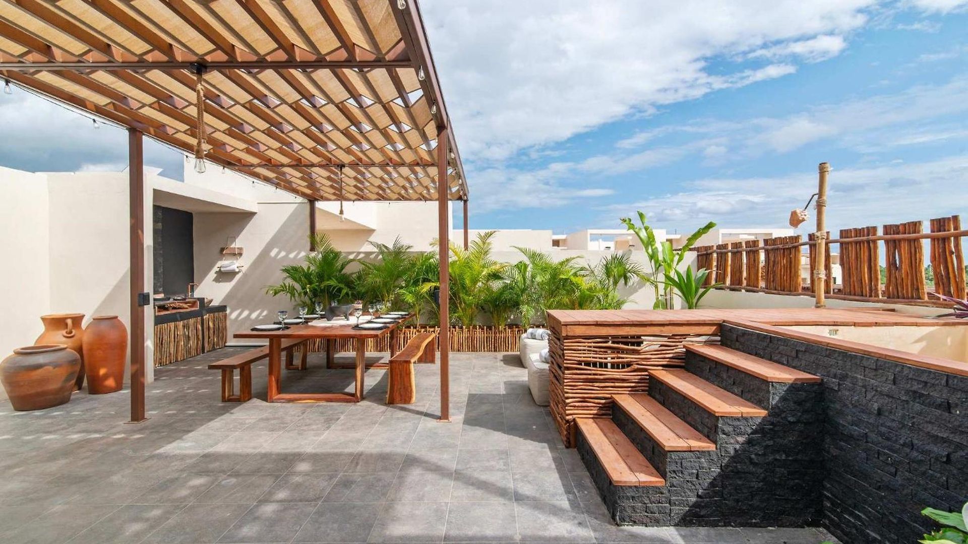 Penthouse With Rooftop Plunge Pool - Distant Ocean Apartment *