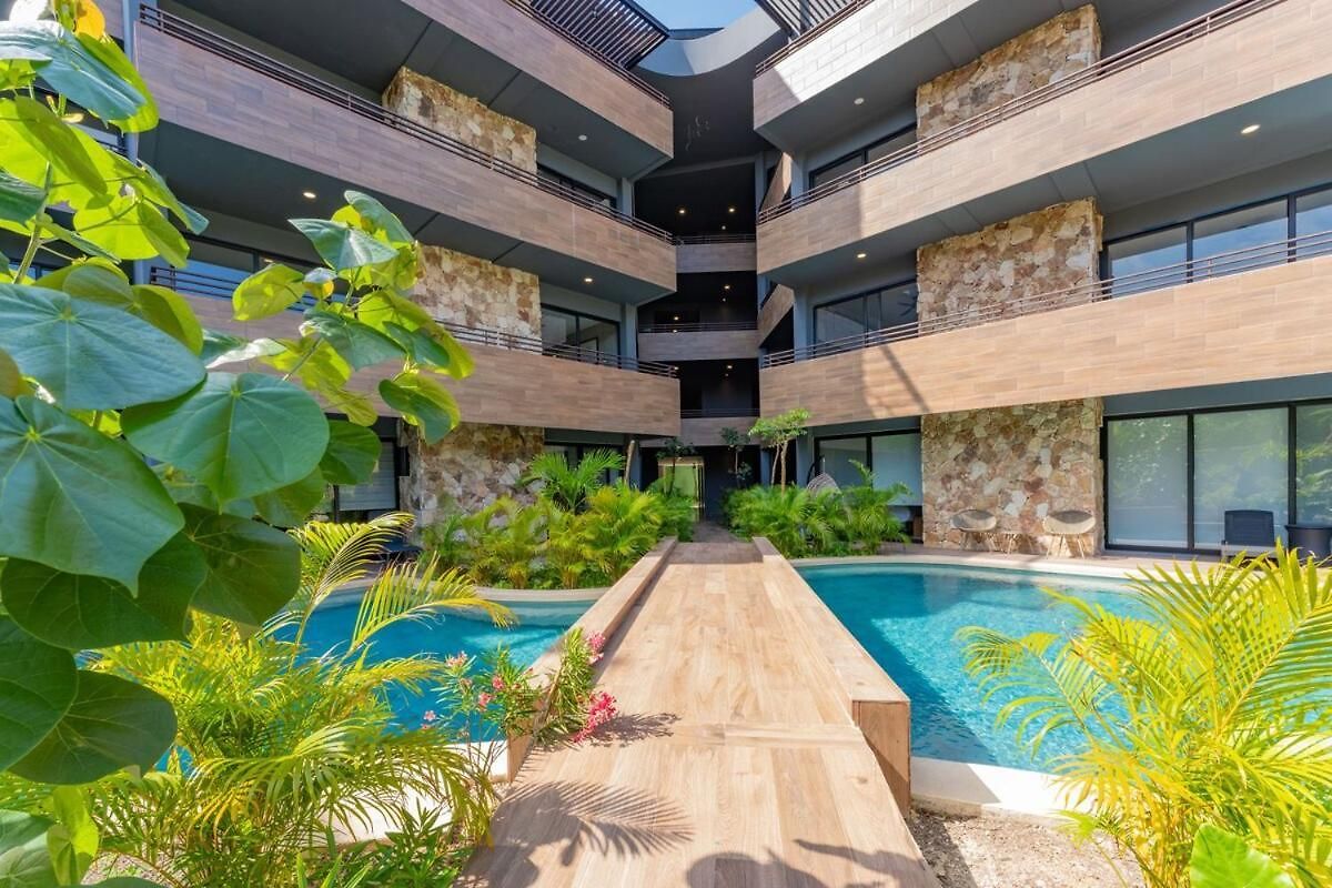 Paramar Black, Style In Zama Apartment