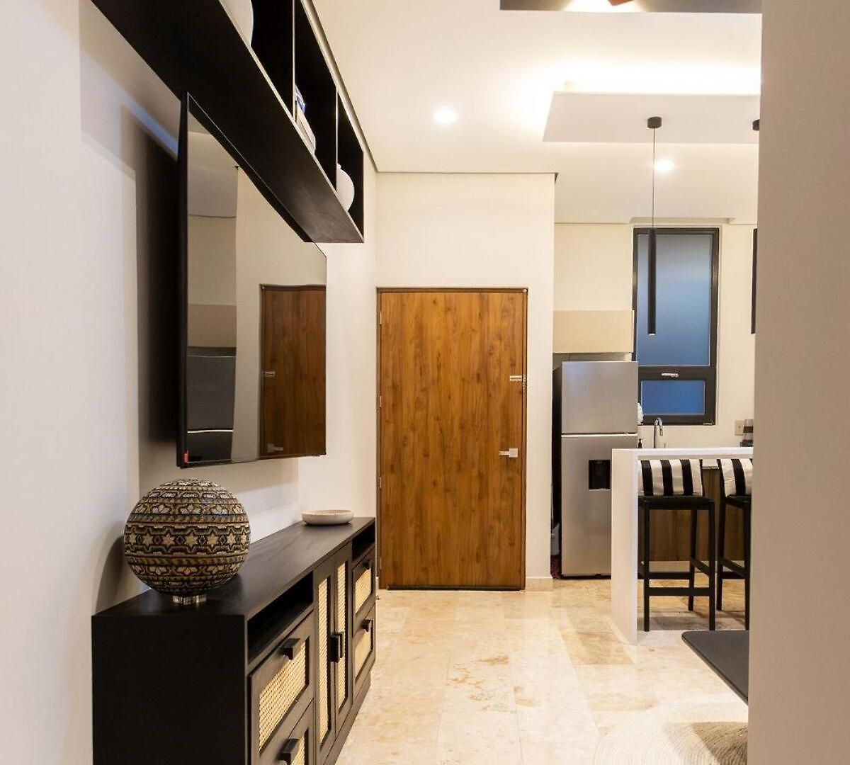 Art House - Filtered Water & 2 Free Clubs Zone