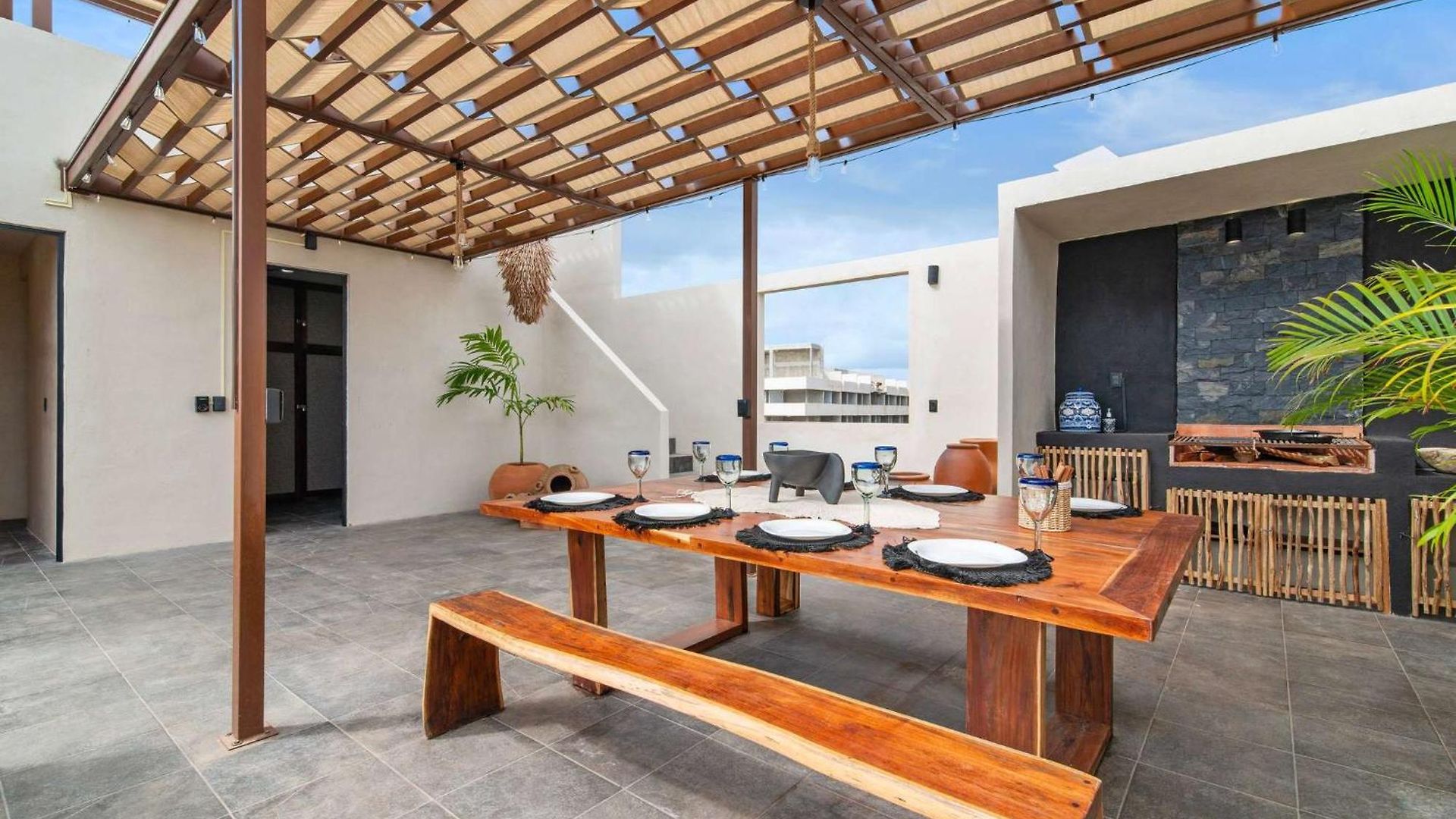 Penthouse With Rooftop Plunge Pool - Distant Ocean *