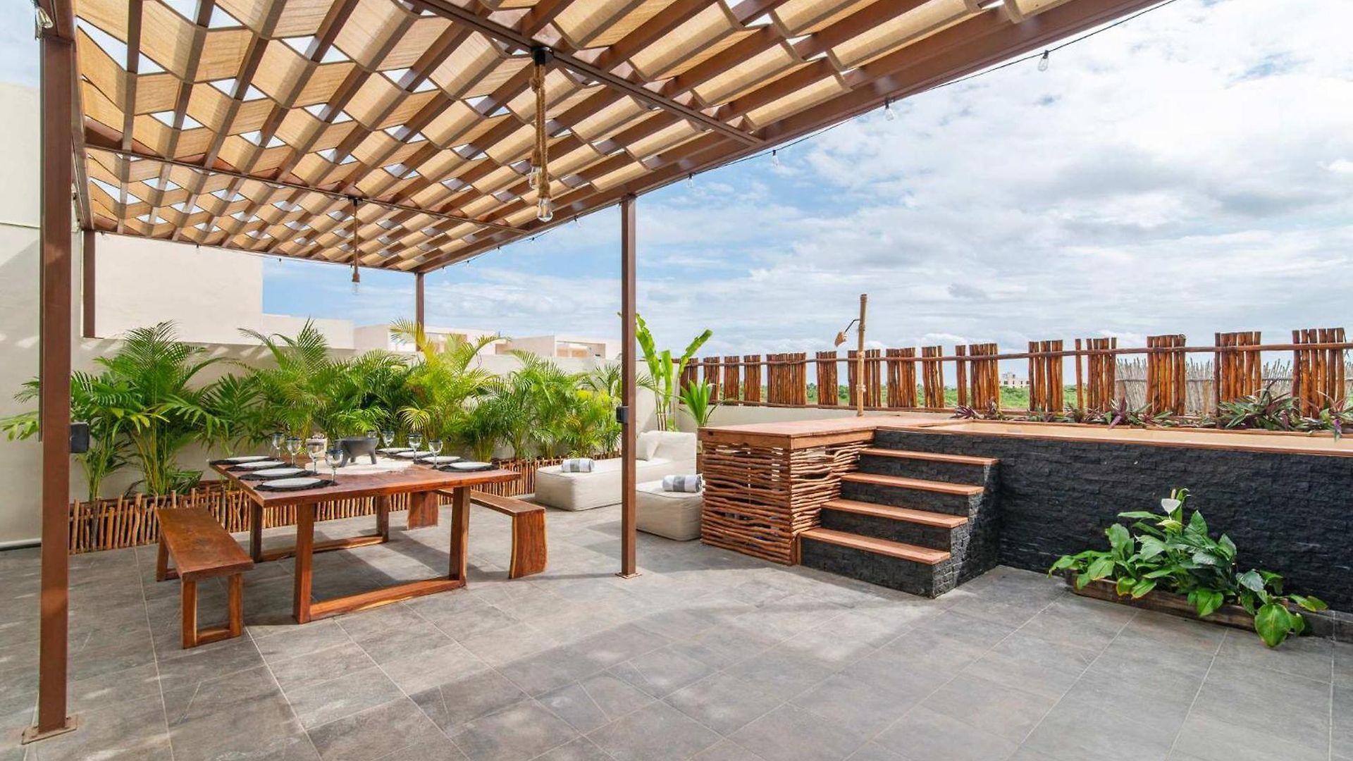 Penthouse With Rooftop Plunge Pool - Distant Ocean Apartment