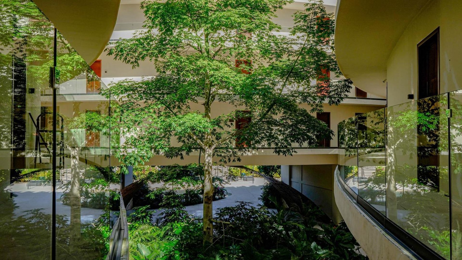 Apartment Oasis Jungle Views, 4 Pools & Near