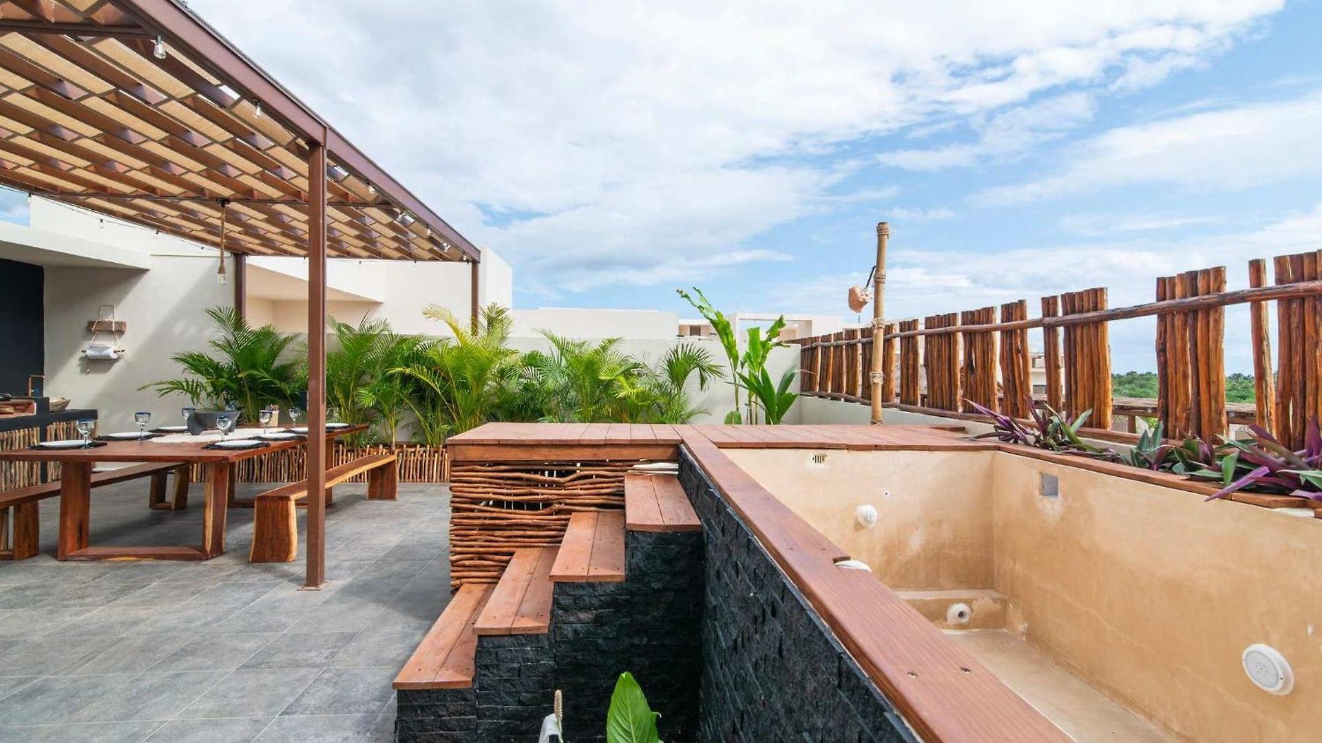 Penthouse With Rooftop Plunge Pool - Distant Ocean