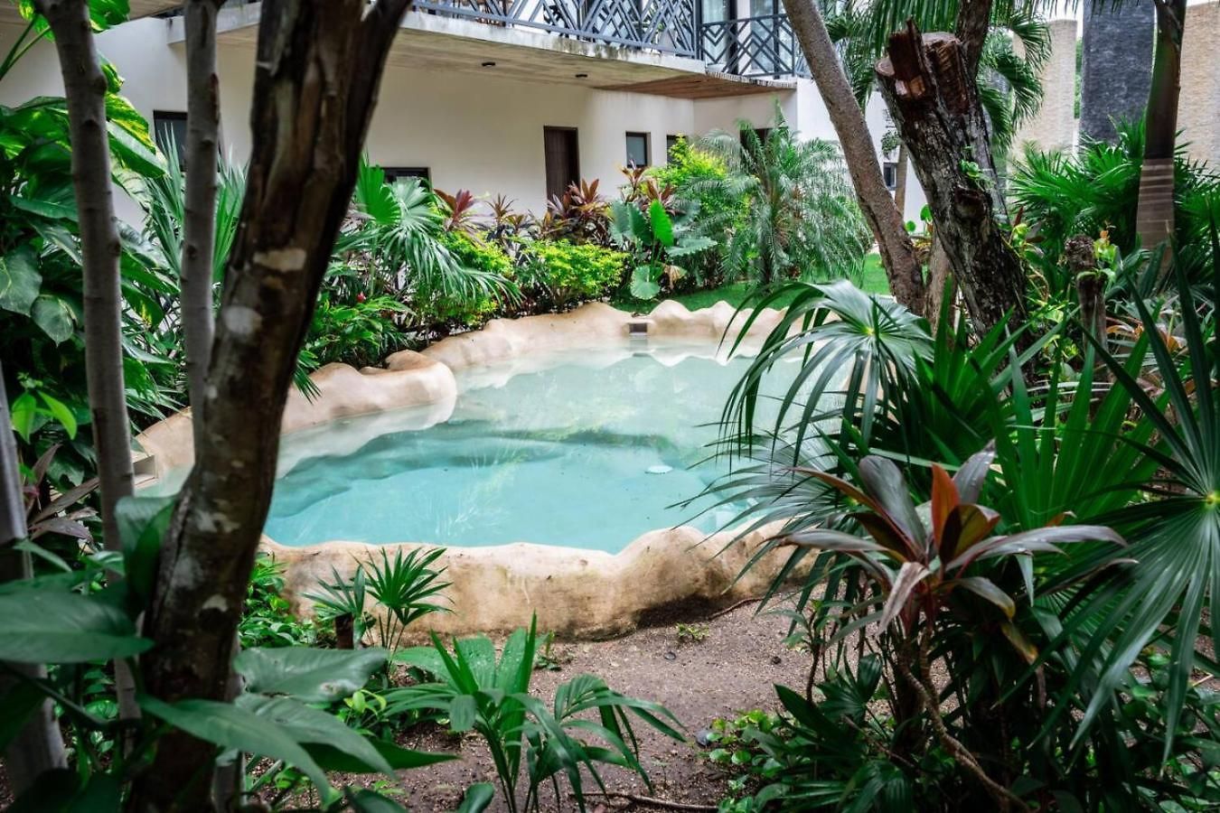 Apartment Retreat Pool Gym & Great Location *