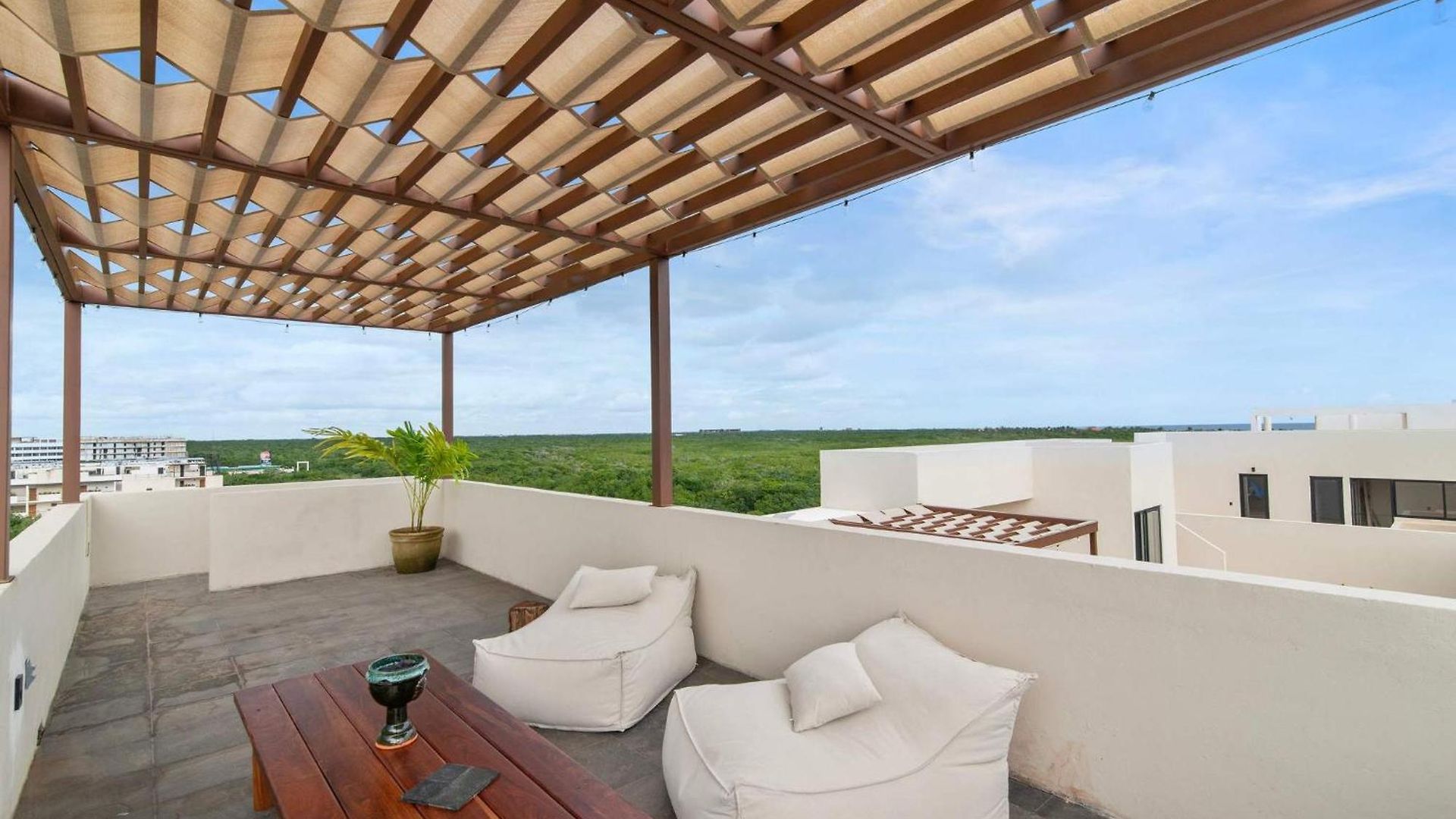 Penthouse With Rooftop Plunge Pool - Distant Ocean