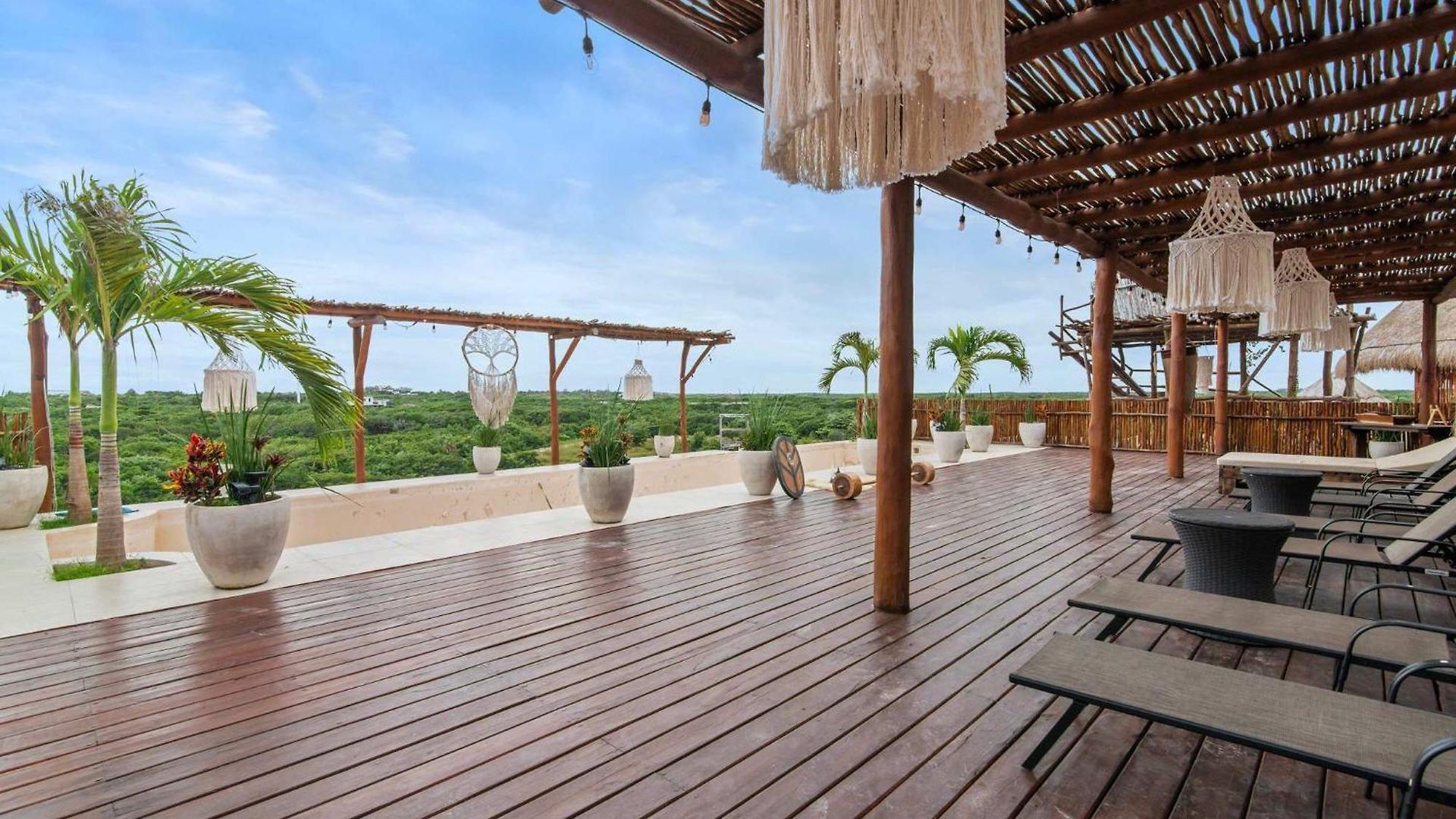 Penthouse With Rooftop Plunge Pool - Distant Ocean Apartment