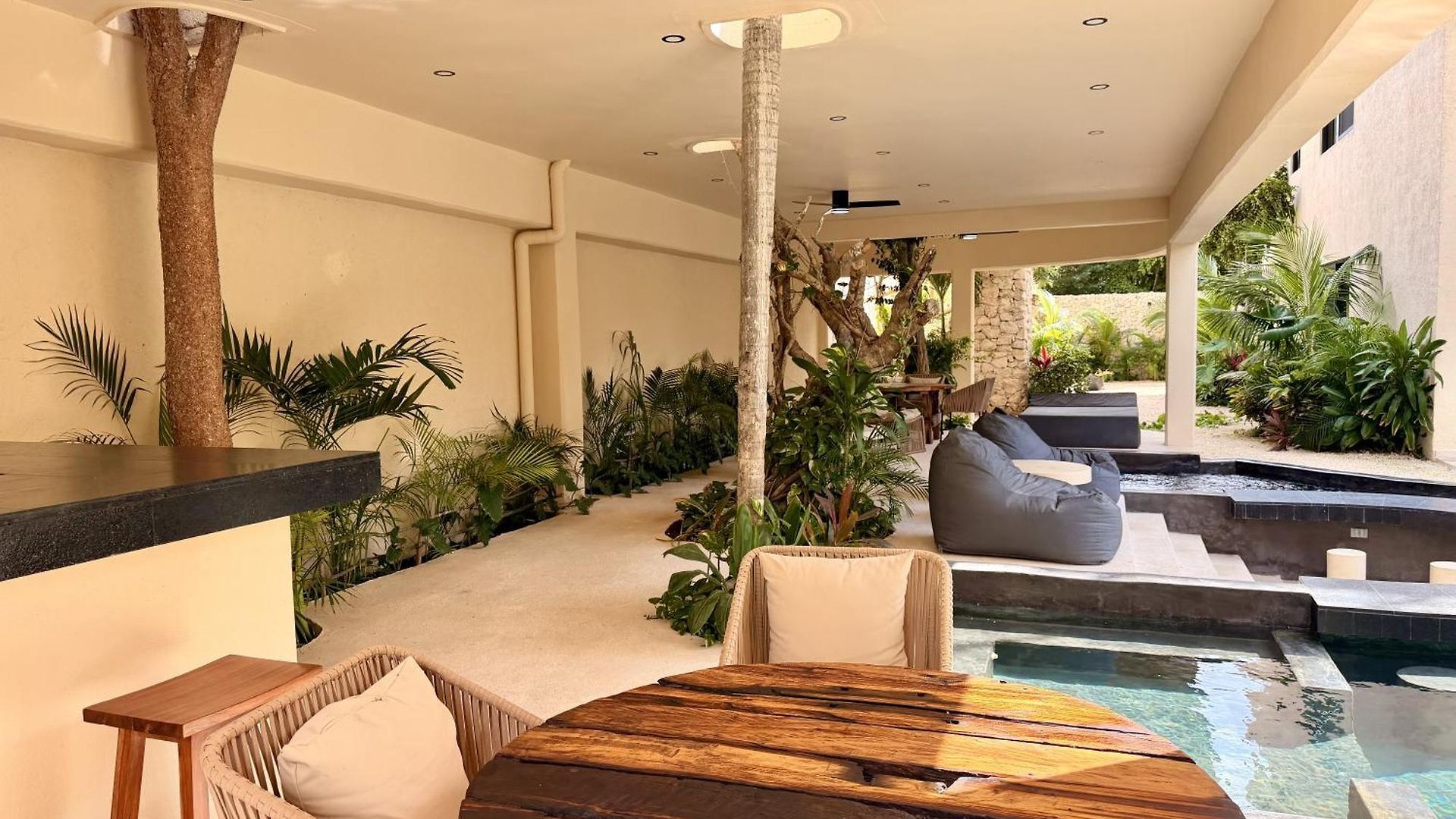 Apartment Boho Chic 2br With Swim-up Pool Near The *