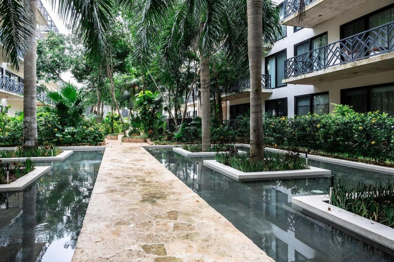 Apartment Retreat Pool Gym & Great Location *