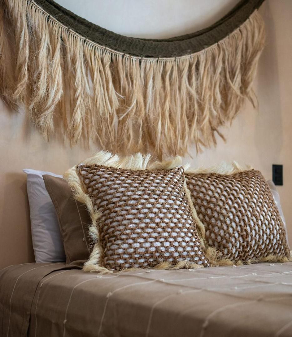 Apartment Boho Chic 2br With Swim-up Pool Near The *