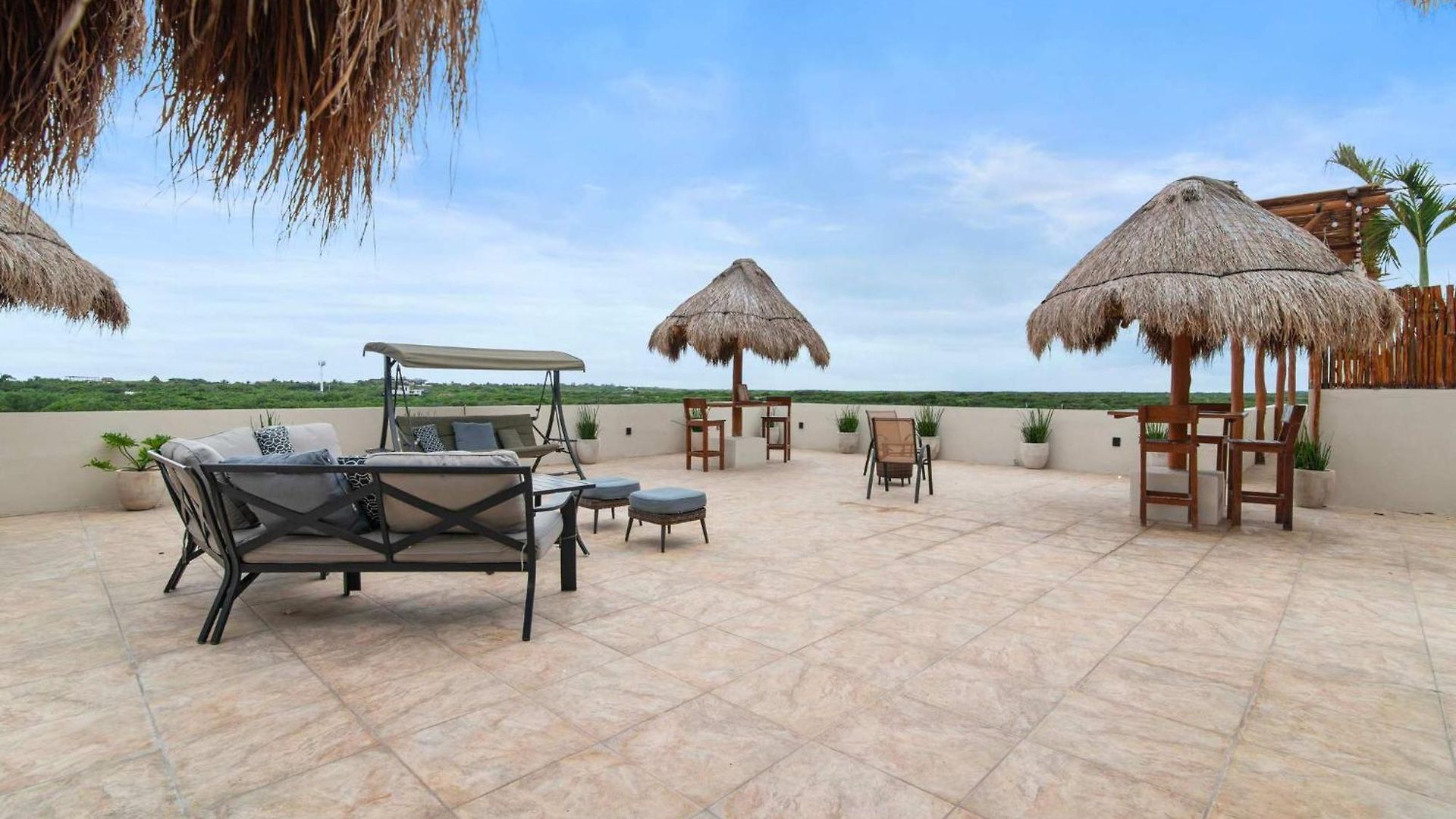 Penthouse With Rooftop Plunge Pool - Distant Ocean Apartment *