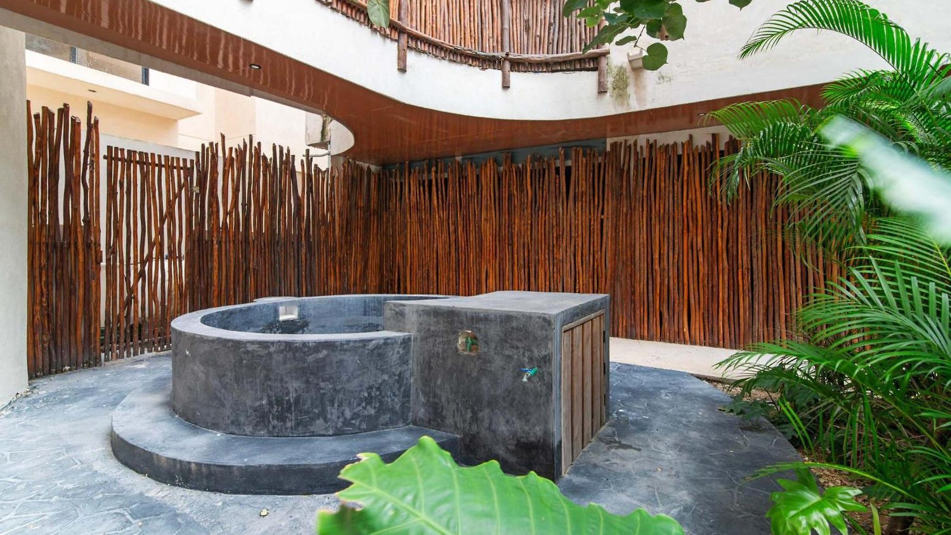 Penthouse With Rooftop Plunge Pool - Distant Ocean Apartment